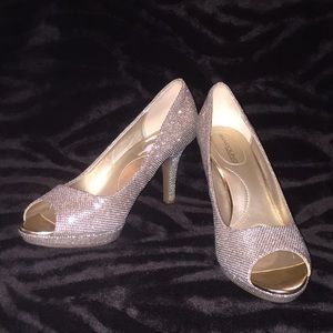 Bandolino Sz 8M shimmering 3 1/4” peep toe heels